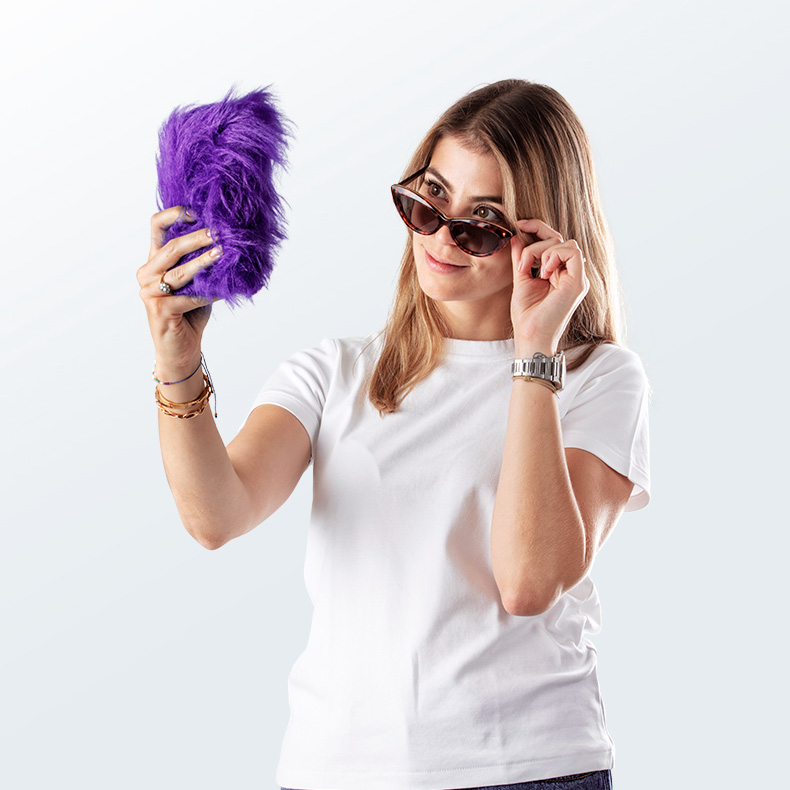 Lou regarde un téléphone avec poils Sweez