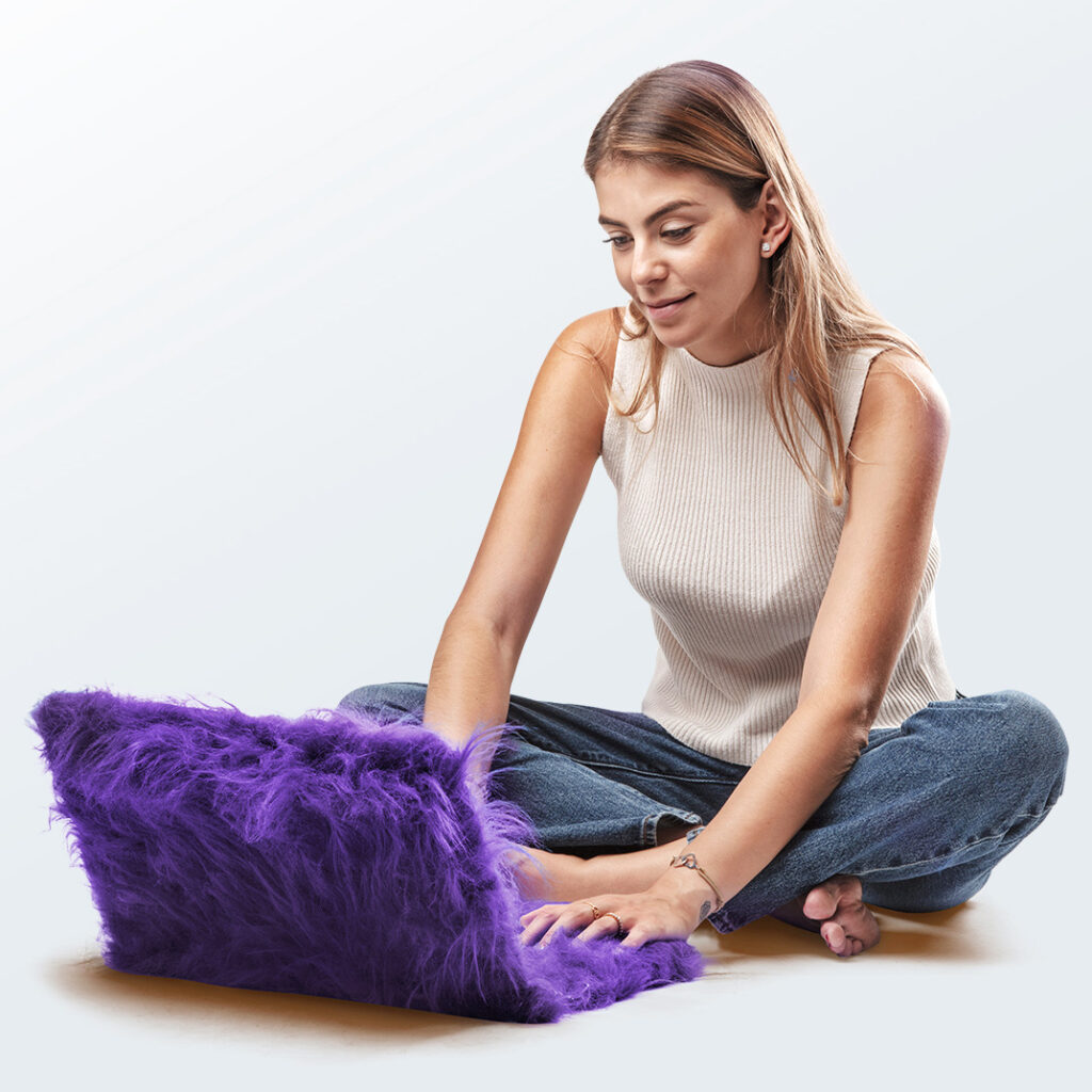 Modèle Lou devant un laptop aux poils Sweez