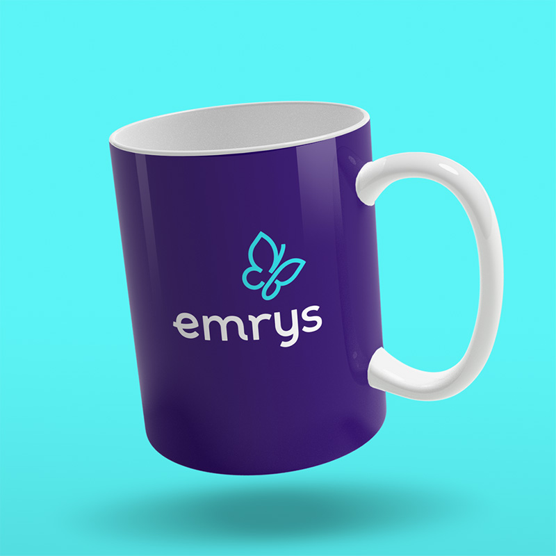 Emrys nouveau branding mug avec logo