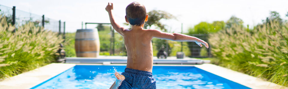 enfant qui saute dans une piscine