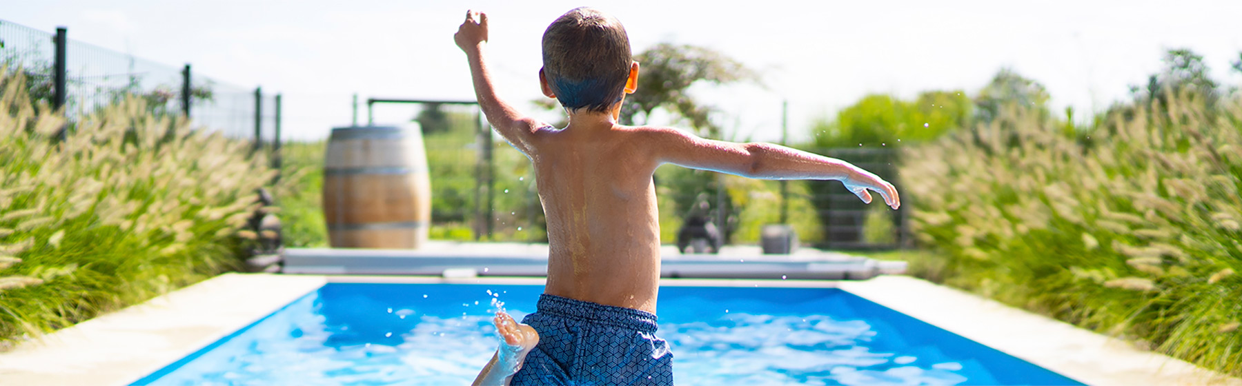 enfant qui saute dans une piscine