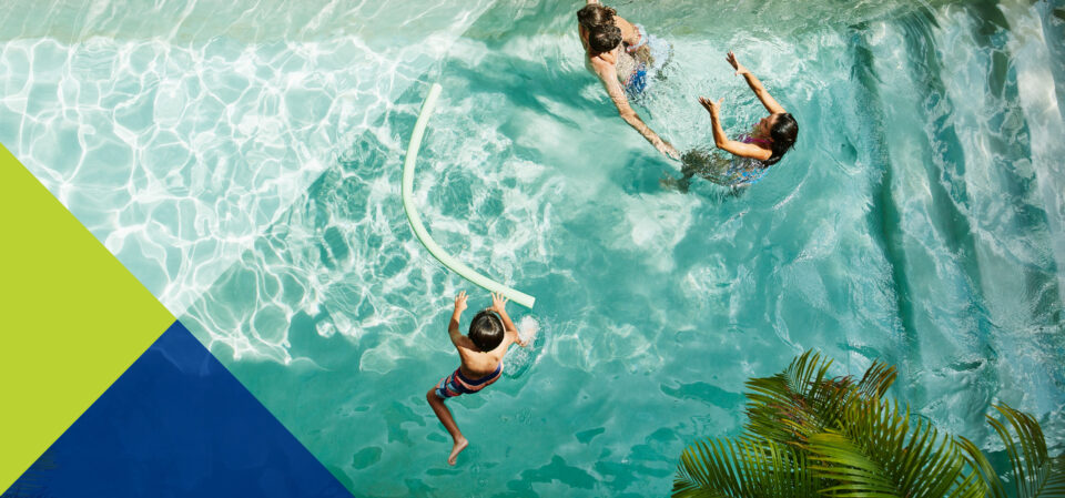 Pentair web design video banner femme au bord d'une piscine