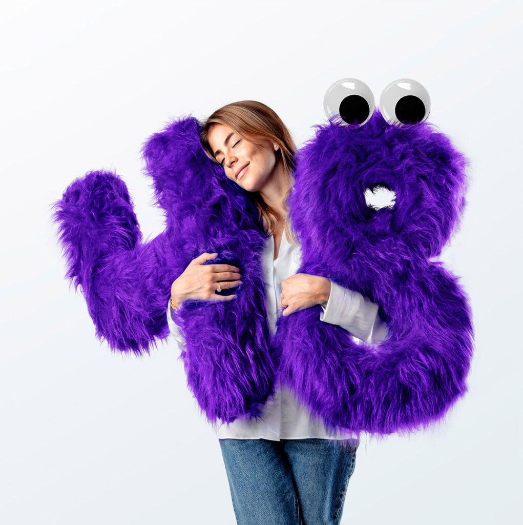 Lou chiffre 48 en poils dans ses bras