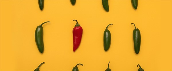 piment rouge au milieu de piments verts