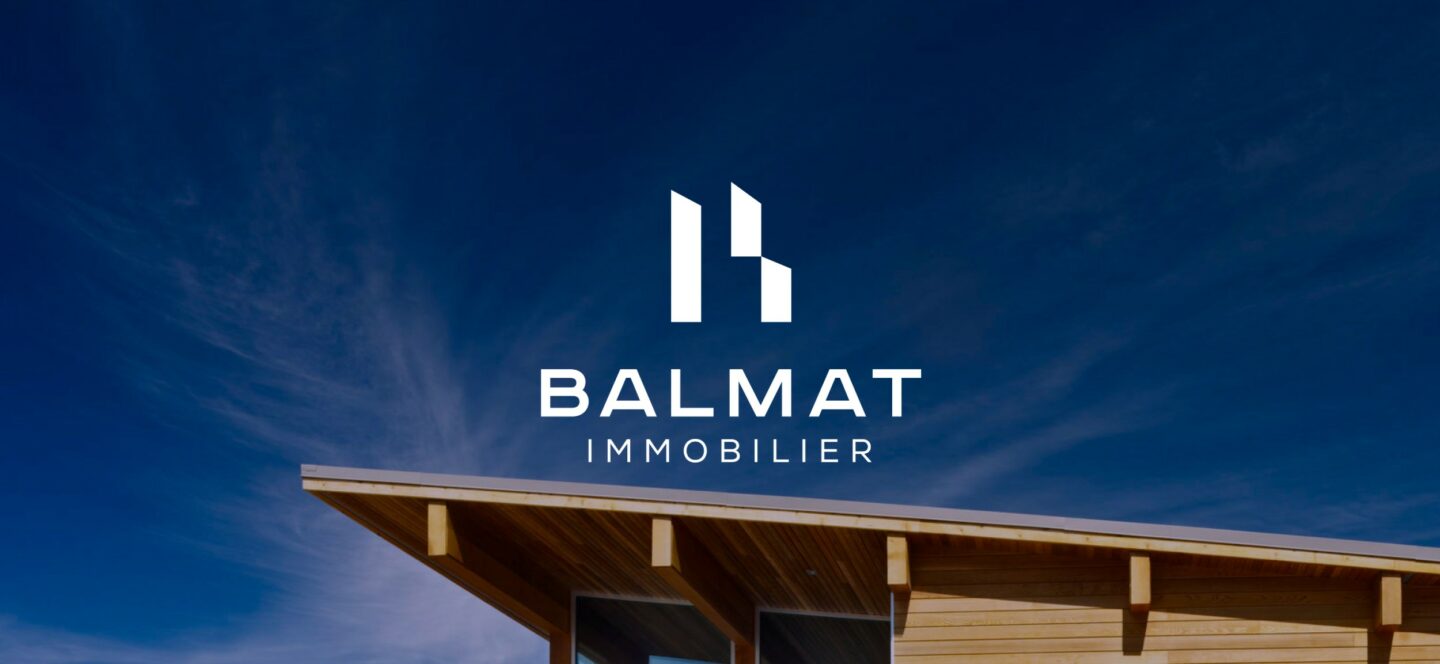 Logo Balmat Immobilier sur fond ciel bleu