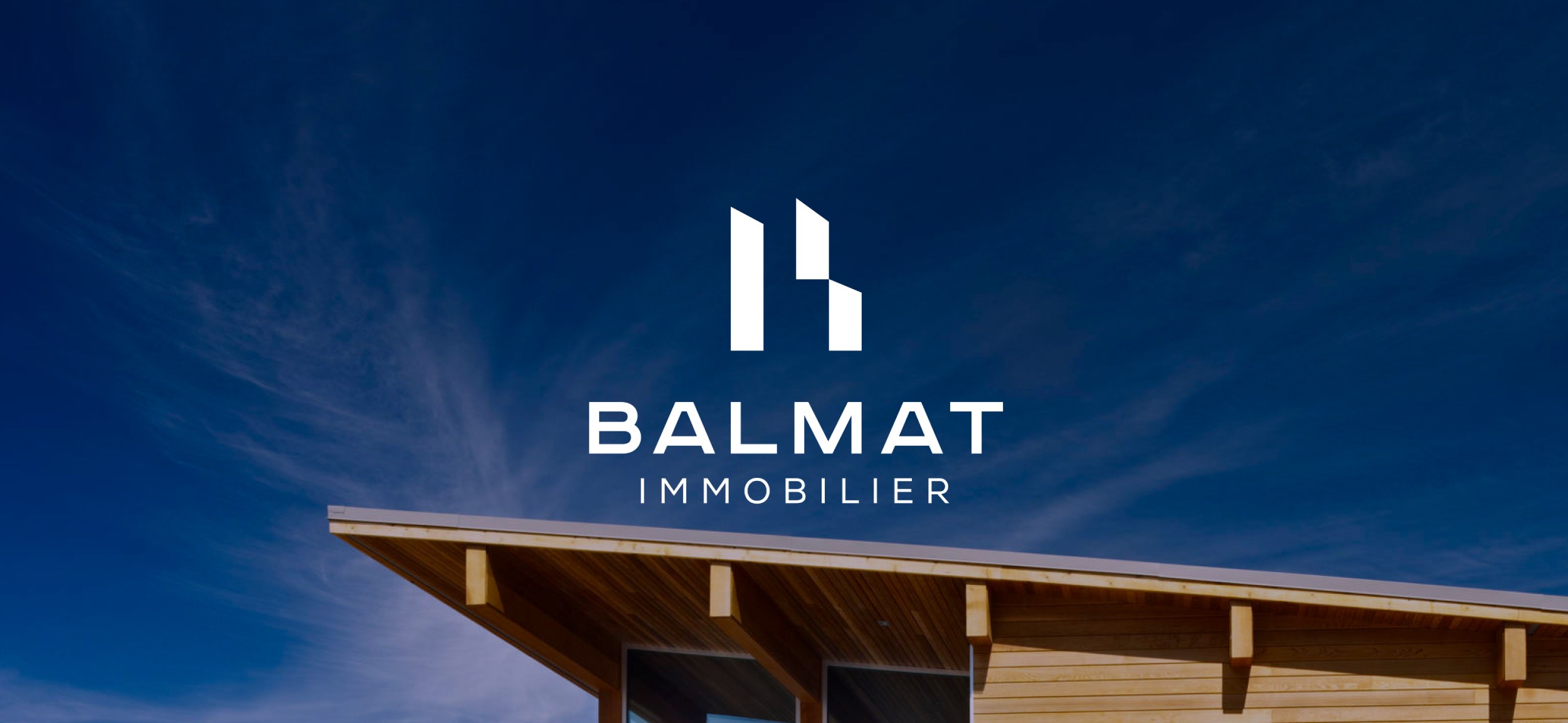 Logo Balmat Immobilier sur fond ciel bleu