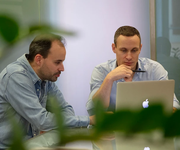 associes discutent campagne de communication